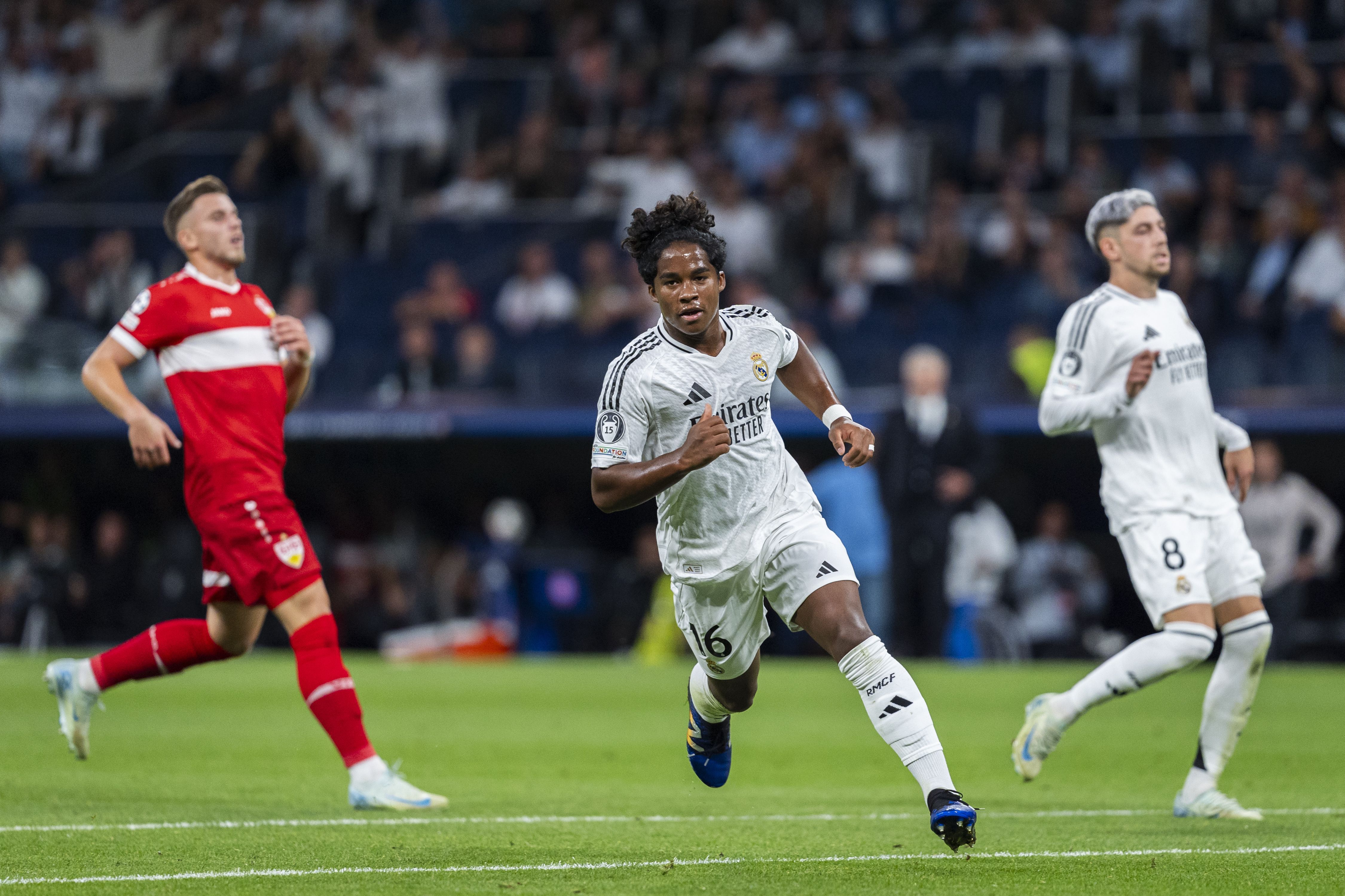 Endrick corre para comemorar seu gol pelo Real Madrid, no duelo contra o Stuttgart