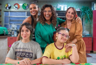 Regina Casé mostra cenários de sua nova série, "Tô Nessa!"; gravações começaram