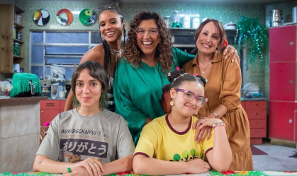 Regina Casé mostra cenários de sua nova série, "Tô Nessa!"; gravações começaram