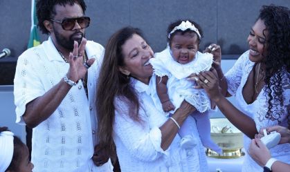 Regina Cazé batiza filha de Xande de Pilares nos pés do Cristo Redentor