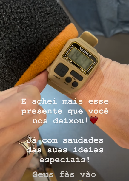 Daniela Abravanel mostra relógio, criado por Silvio Santos, que encontrou. • Instagram/Daniela Abravanel