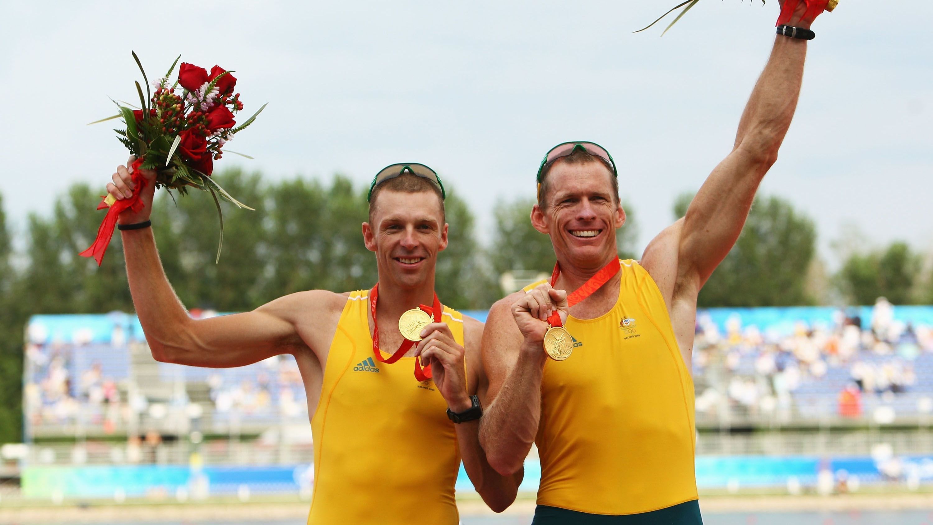 Drew Ginn (à esquerda) com a medalha de ouro que conquistou em Pequim 2008, ao lado do companheiro Duncan Free; medalha foi roubada • Vladimir Rys/Bongarts/Getty Images