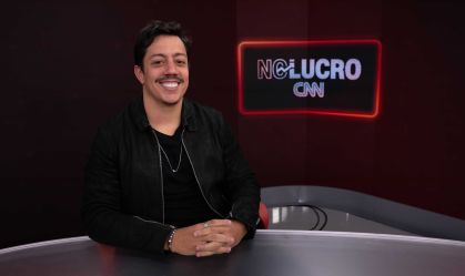 Comediante Renato Albani revela planos de show em inglês: “Estudando muito”