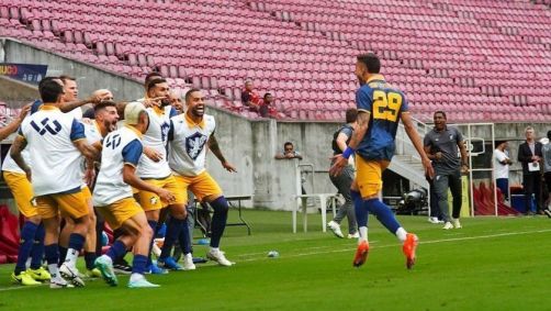 Fialho comemora gol pelo Retrô da final da Série D