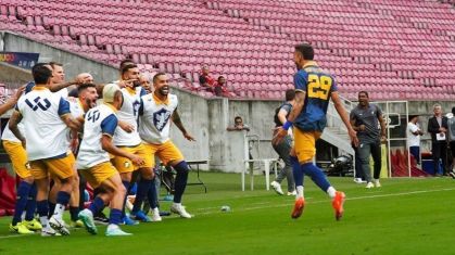 Fialho comemora gol pelo Retrô da final da Série D