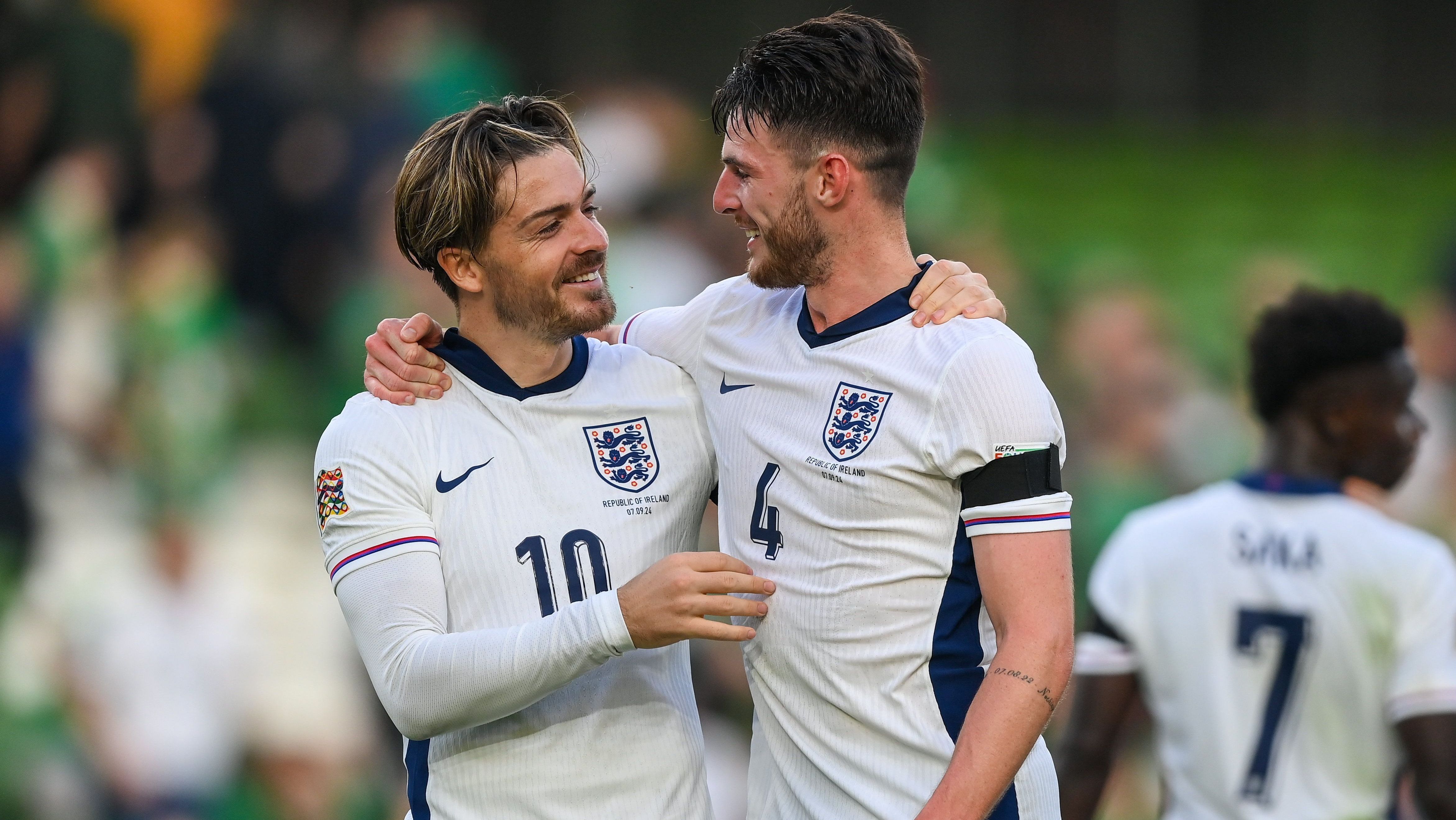 Grealish e Rice comemoram a vitória da Inglaterra sobre a Irlanda