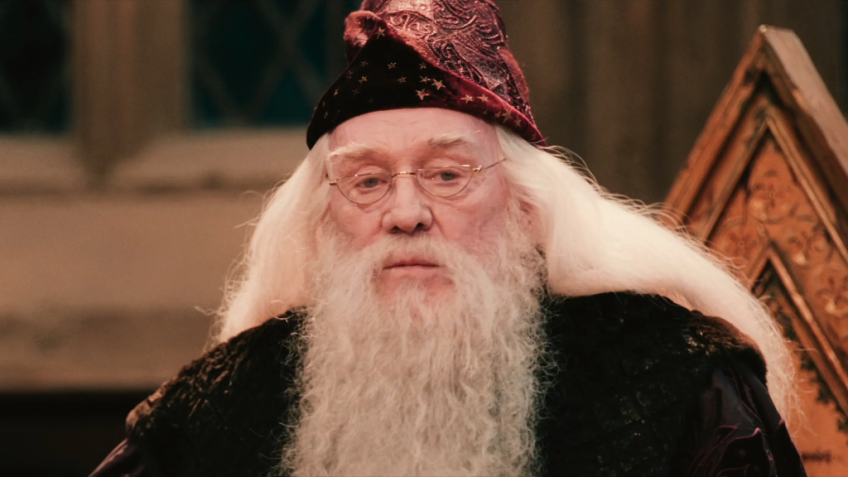 Ator Richard Harris como Dumbledore em filme da franquia "Harry Potter" • Reprodução