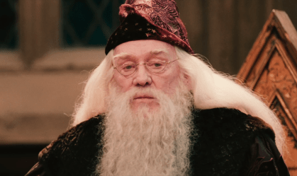 Ator Richard Harris como Dumbledore em filme da franquia Harry Potter