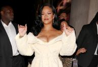 Rihanna usa roupão de banho de alta costura em lançamento de marca; veja