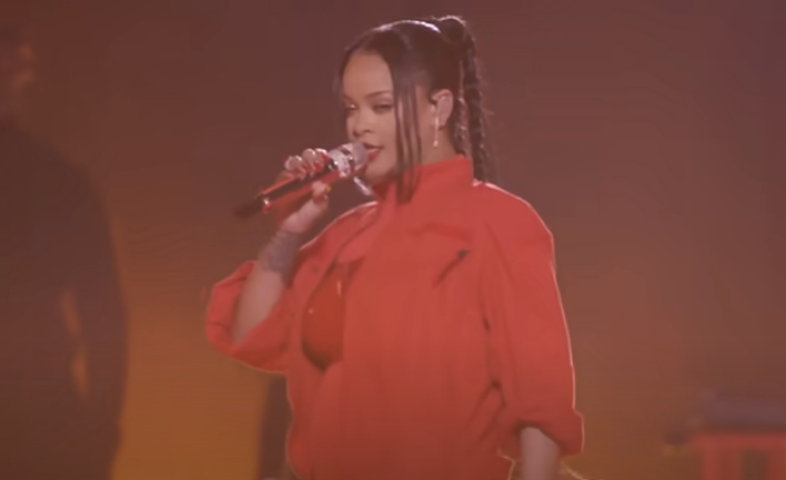 Rihanna anunciou a gravidez ao se apresentar grávida no intervalo do Super Bowl. • Reprodução/Youtube