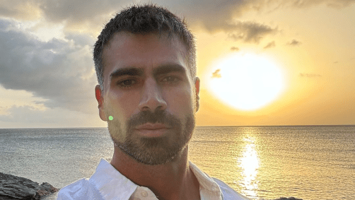 Rodrigão falou que a dor ficou muito forte na parte da noite, após colocar os filhos para dormir; ele relatou que teve que se deitar no chão e tinha sintomas como sudorese e vômito