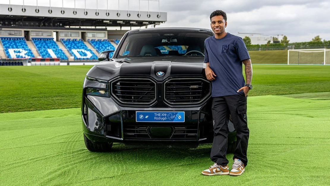 Rodrygo com o modelo The XM, da BMW • Divulgação/Real Madrid