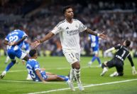 Com gol brasileiro, Real Madrid vence o Alavés e cola no Barcelona
