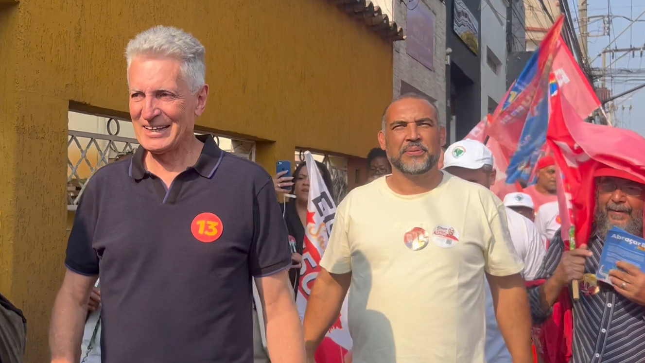Em agendas de rua, Rogério Correia (à esquerda) falou sobre obras e segurança • Thomaz Albano/CNN