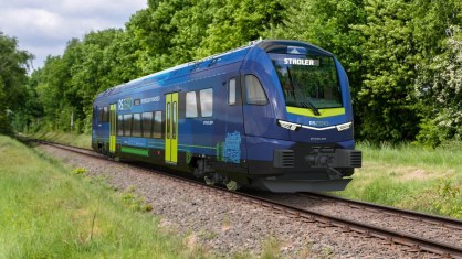 A imagem apresenta uma renderização do trem movido a hidrogênio e bateria RS Zero, da Stadler Rail