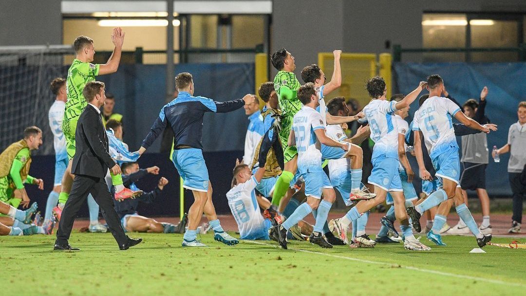 Seleção de San Marino comemora a vitória sobre Liechtenstein, a primeira em partida oficial na história