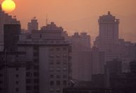 Por que o céu está mais alaranjado? Seca e poluição ajudam a explicar