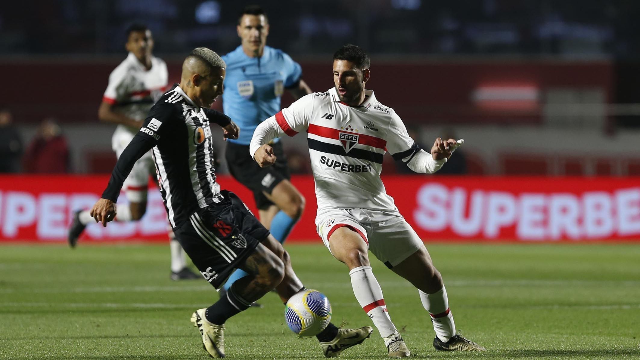 Guilherme Arana e Calleri disputam bola em jogo da Copa do Brasil
