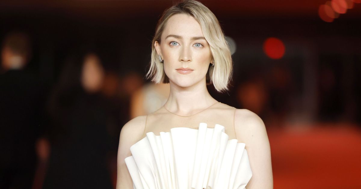 Saoirse Ronan é vista como Linda McCartney no set de filme dos Beatles