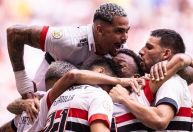 Com dois a mais, São Paulo vence e complica Corinthians no Campeonato Brasileiro