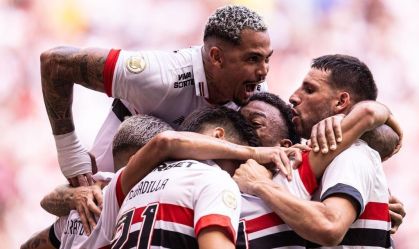 Com dois a mais, São Paulo vence e complica Corinthians no Campeonato Brasileiro