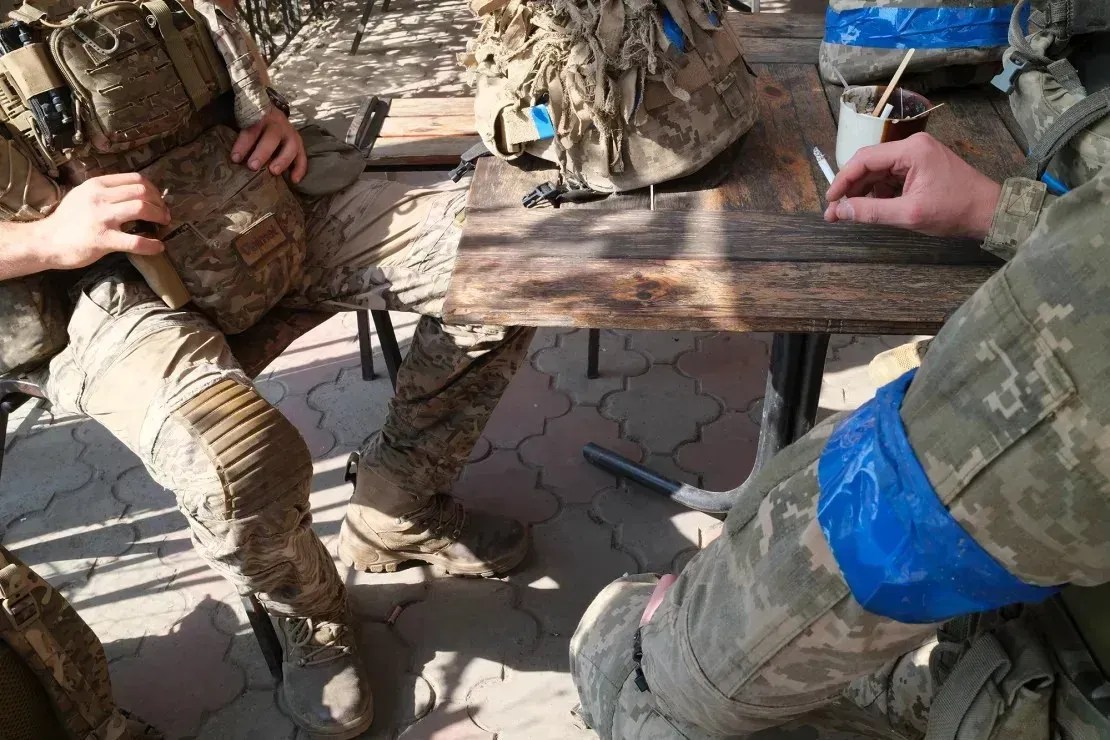 Um grupo de soldados ucranianos descansa após completar uma longa missão na região de Kursk, na Rússia • Ivana Kottasova/CNN
