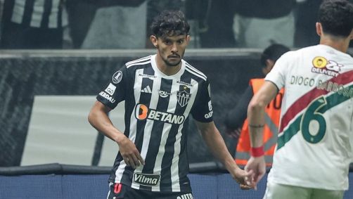 Gustavo Scarpa em ação contra o Fluminense, na Arena MRV, pela Libertadores