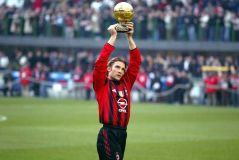 Schevchenko com o prêmio Bola de Ouro em 2004