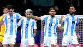 Jogadores da Argentina comemoram vitória nas quartas de final da Copa do Mundo de Futsal
