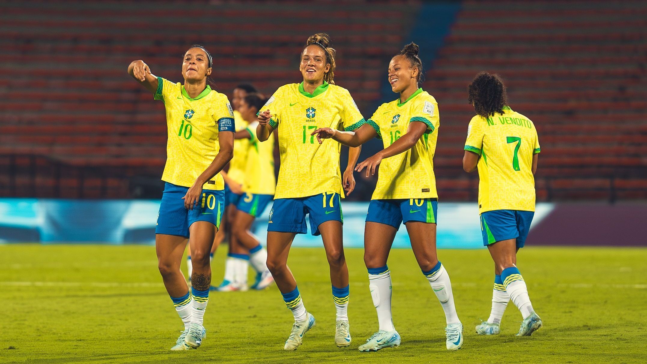 Jogadoras da Seleção Brasileira comemoram gol na Copa do Mundo Sub-20