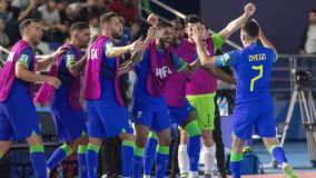Jogadores da Seleção Brasileira de Futsal comemoram gol na Copa do Mundo