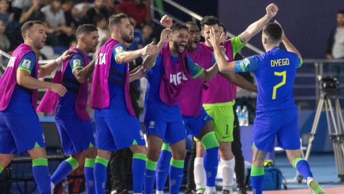 Jogadores da Seleção Brasileira de Futsal comemoram gol na Copa do Mundo