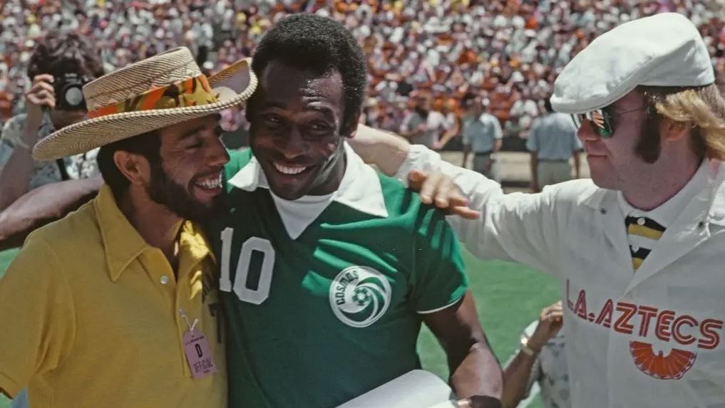 Sergio Mendes, Pelé e Elton John em partida do New York Cosmos nos anos 70 • Foto: Divulgação/ CBF