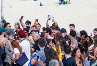 Shawn Mendes curte praia de Ipanema rodeado por multidão de fãs; veja fotos