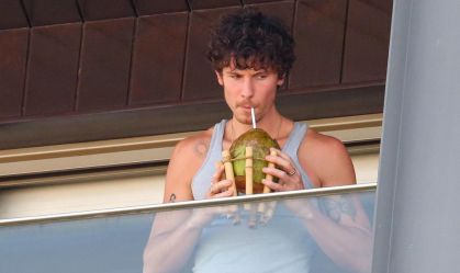 No Brasil, Shawn Mendes toma água de coco na varanda de hotel
