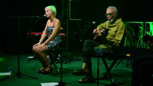 Gilberto Gil, avô de Flora Gil, fez uma participação especial no palco com a neta