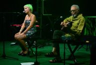 Gilberto Gil aparece no show de lançamento do primeiro álbum da neta Flor Gil