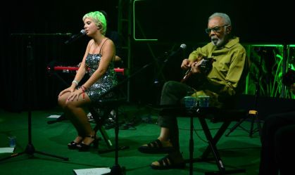 Gilberto Gil aparece no show de lançamento do primeiro álbum da neta Flor Gil