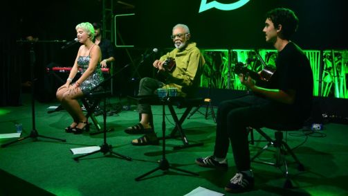 Cantora Flora Gil, neta do músico Gilberto Gil, fez o show de estreia do primeiro single de seu novo álbum, &quot;Hell No&quot;, nesta quarta-feira (11)