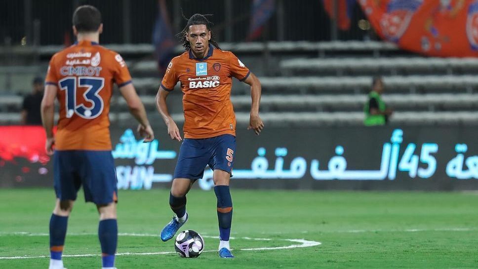 Chris Smalling em estreia pelo Al-Fayha, da Arábia Saudita