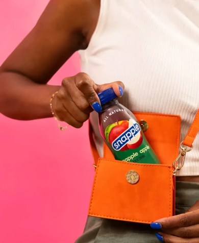 Empresa promete "mini-garrafa" para caber em "mini-bolsa" • Divulgação: Snapple