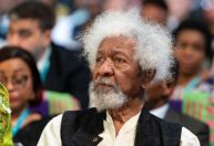 Wole Soyinka fala sobre filme feito a partir de suas memórias: "Me dói"