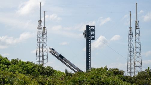 Quando a cápsula Crew Dragon atingisse a velocidade orbital, a espaçonave se separaria do segundo estágio do Falcon 9 e começaria a manobrar sozinha em órbita