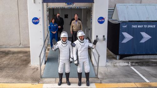 Cosmonauta da Roscosmos Aleksandr Gorbunov, à esquerda, e o astronauta da Nasa Nick Hague, à direita, vestindo trajes espaciais da SpaceX