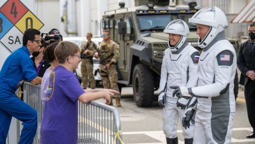 Cosmonauta da Roscosmos, Aleksandr Gorbunov, e o astronauta da Nasa Nick Hague conversando com familiares e amigos enquanto se preparam para o lançamento da Crew-9