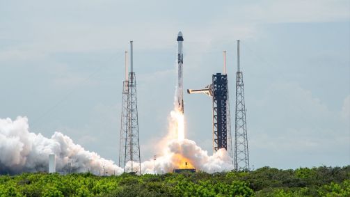 Diferente de outras viagens que transportam astronautas de e para a ISS o trecho de ida desta missão está levando apenas dois tripulantes em vez de quatro