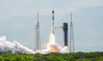 Diferente de outras viagens que transportam astronautas de e para a ISS o trecho de ida desta missão está levando apenas dois tripulantes em vez de quatro
