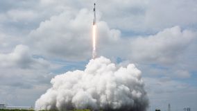 Após cerca de dois minutos e meio, o primeiro estágio do foguete Falcon 9 parou de disparar e se separou do segundo estágio, que acionou seu próprio motor e continuou a propelir a cápsula Crew Dragon a mais de 27.360 quilômetros por hora