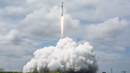 Após cerca de dois minutos e meio, o primeiro estágio do foguete Falcon 9 parou de disparar e se separou do segundo estágio, que acionou seu próprio motor e continuou a propelir a cápsula Crew Dragon a mais de 27.360 quilômetros por hora