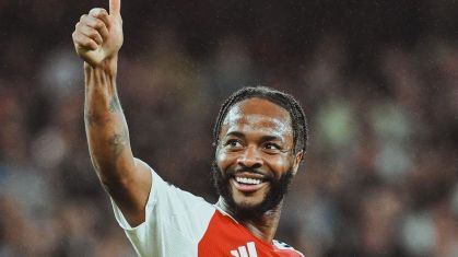 Sterling comemorando gol pelo Arsenal na Copa da Liga Inglesa